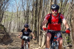 Pedalando nel bosco (foto Raffaella Restico)